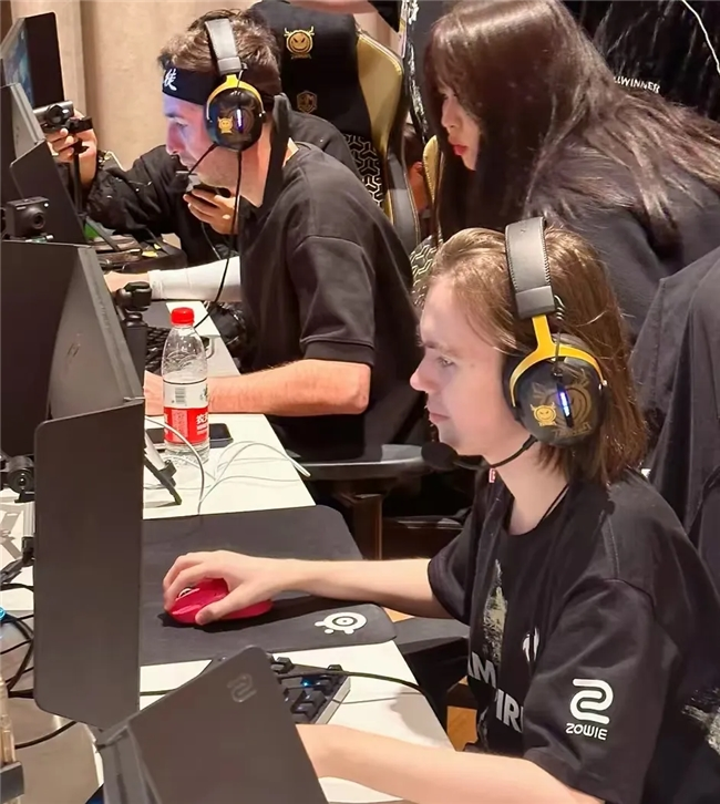 频繁触碰桌 频繁触碰桌